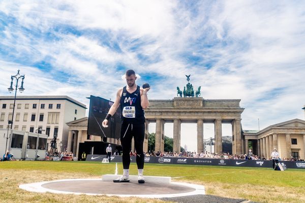 Cedric Trinemeier (MTG Mannheim) beim Kugelstossen waehrend der deutschen Leichtathletik-Meisterschaften auf dem Pariser Platz am 24.06.2022 in Berlin